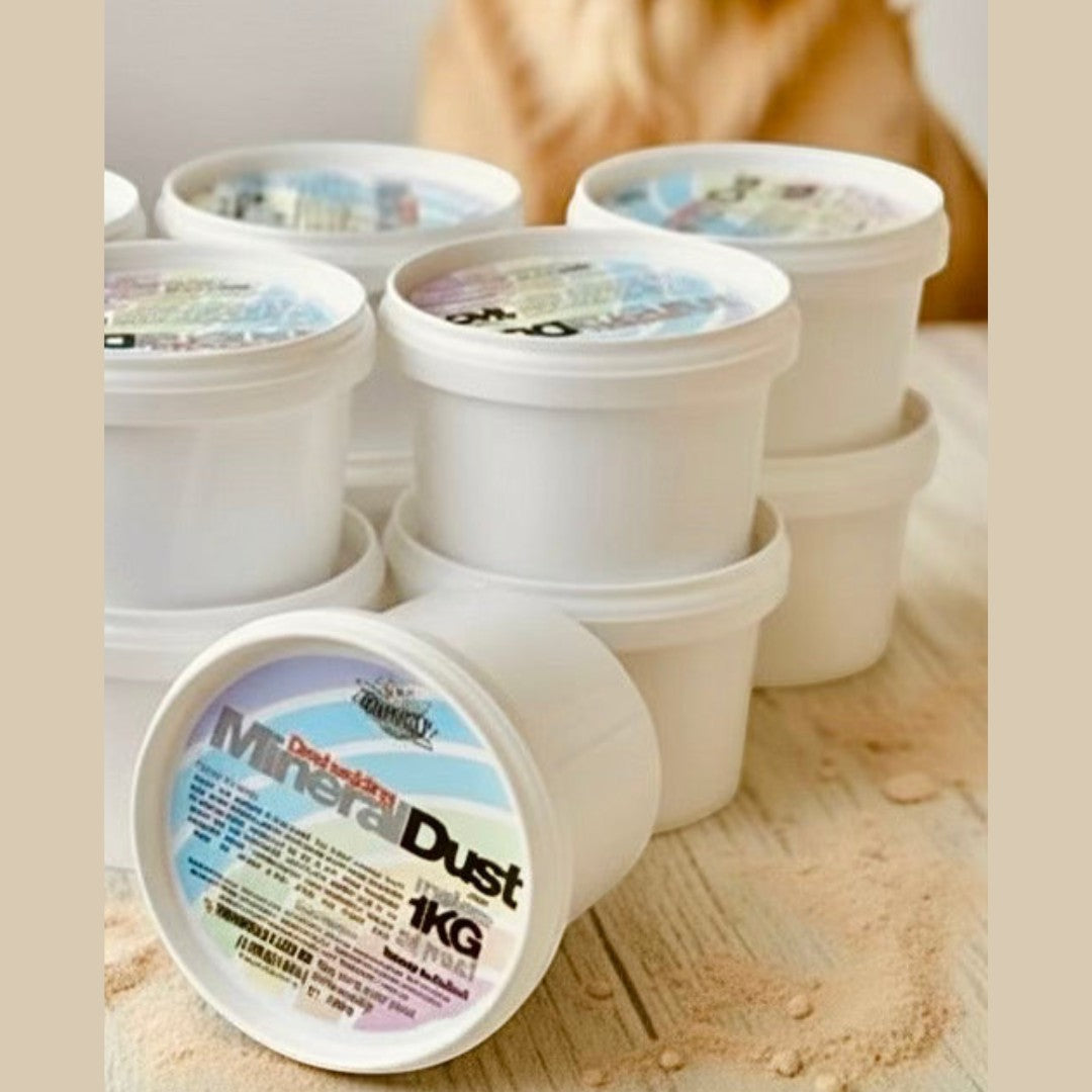 Frente Perfumada Ltd, T/A Houndsly EU Pet Products Deshedding Mineral Dust in white tubs, a natural clay and botanical blend for pet coats.