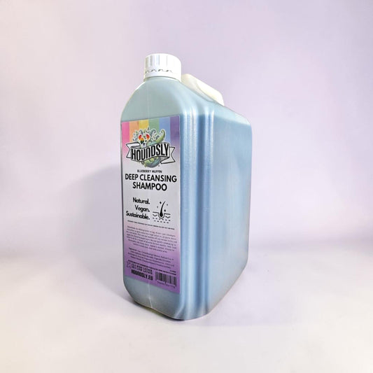 Frente Perfumada Ltd, T/A Houndsly EU Pet Products Blueberry Muffin Deep Cleansing Dog Shampoo in a large blue plastic bottle with a white cap.